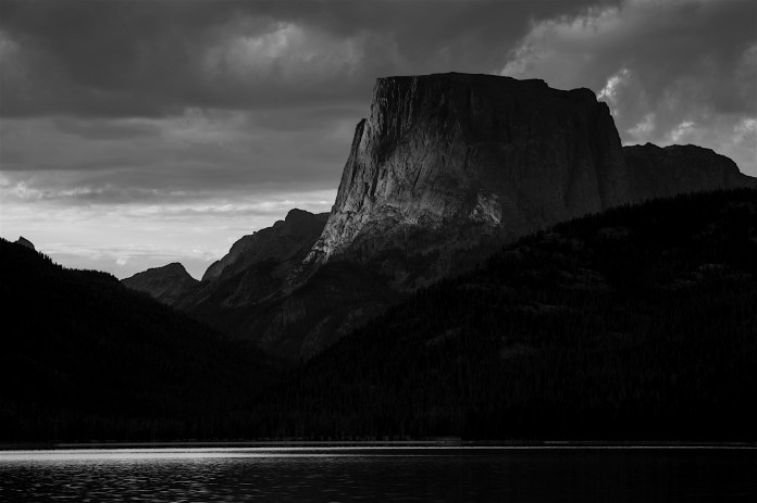 Green River Lakes and Squaretop at dawn