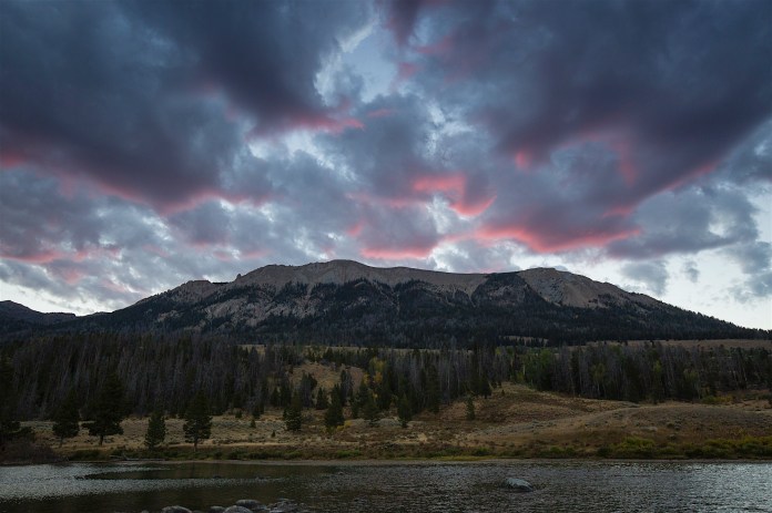 Green River Lakes and Squaretop at dawn